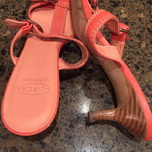 CUTE! Circa Joan & David coral kitten heel sandal - Picture 3 of 4